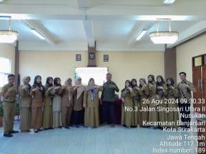 Owner Emping Melinjo Koncone Ngemil berfoto bersama Teguh selaku narasumber lainnya dan para guru SMK Kesehatan Mandala Bhakti Surakarta