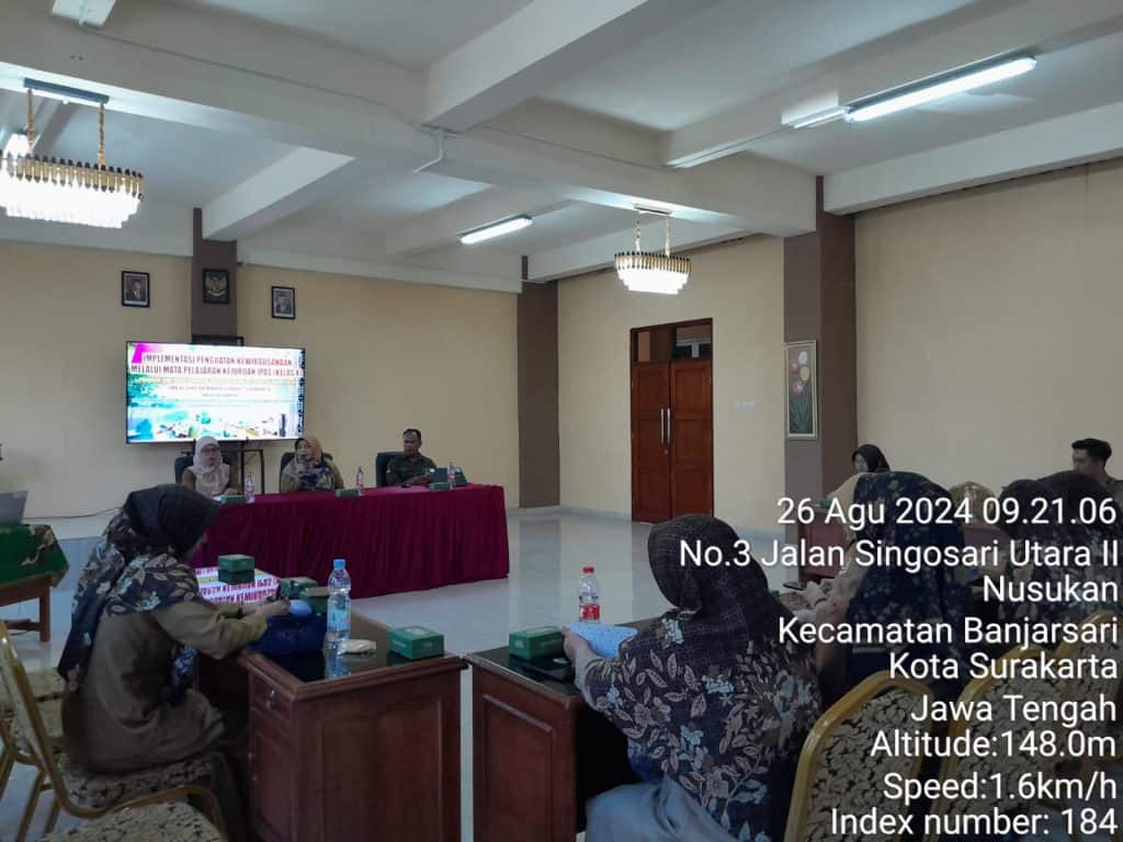 Owner Emping Melinjo Koncone Ngemil saat Menjadi Narasumber Workshop Kewirausahaan di SMK Kesehatan Mandala Bhakti Surakarta