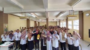 Owner Produsen Emping Melinjo Solo Koncone Ngemil, Elliyina, menjadi narasumber Workshop Kewirausahaan di SMK Kesehatan Mandala Bhakti Surakarta pada Jumat, 6 September 2024