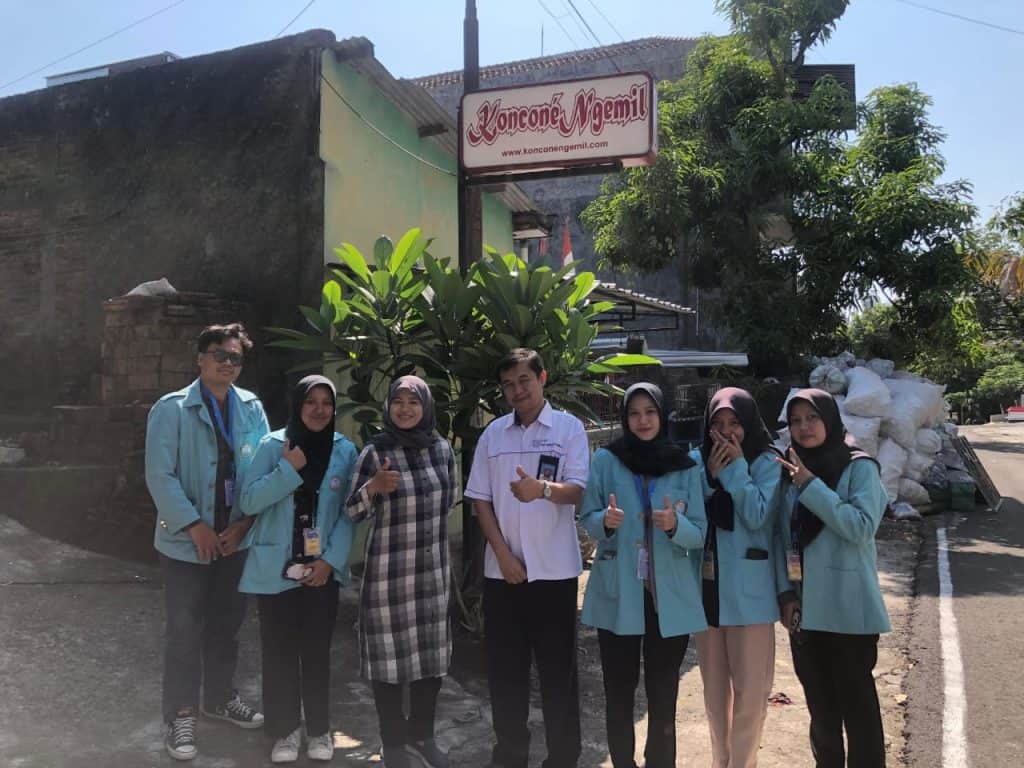 Owner Produsen Emping Melinjo Solo Koncone Ngemil berfoto bersama mahaiswa WMK 2024 UNS dan DPL di Rumah Produksi
