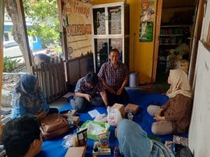 Para mentor Pinoti 2024 saat mengunjungi rumah produksi emping melinjo Solo Koncone Ngemil pada Selasa, 29 Oktober 2024