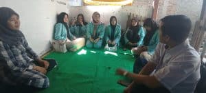 Prosesi serah terima mahasiswa WMK 2024 UNS oleh DPL ke Owner Emping Melinjo Solo Koncone Ngemil pada Senin, 7 Oktober 2024