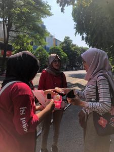 Mahasiswa WMK UNS saat bertemu dengan calon customer untuk menawarkan sample emping melinjo Koncone Ngemil di Car Free Day Solo