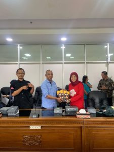 Owner Emping Melinjo Solo, Elliyina berfoto bersama tim TransMart pada acara temu kemitraan antarpelaku usaha yang diselenggarakan oleh DPMPTSP, Selasa, 12 November 2024