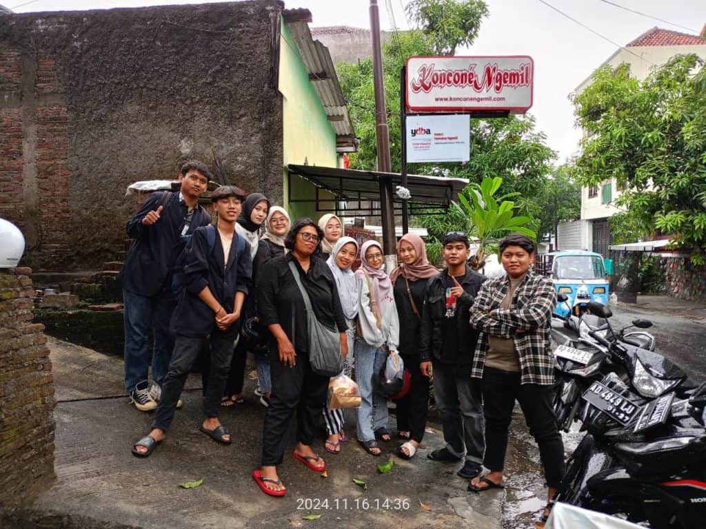 Foto 2 kelompok mahasiswa WMK UMS bersama tim UMKM Koncone Ngemil usai penarikan pada Sabtu, 16 November 2024