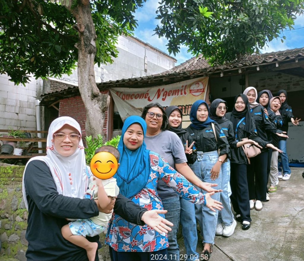 Dua kelompok mahasiswa WMK UNS 2024 menjalani proses penarikan oleh pihak WMK di rumah produksi emping melinjo Koncone Ngemil pada Jumat, 29 November 2024